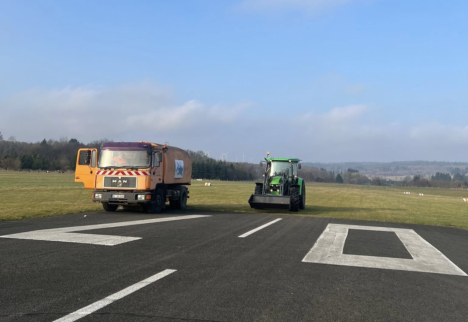 Piste und Rollweg gekehrt: Schweres Geschütz gegen Steine und Staub